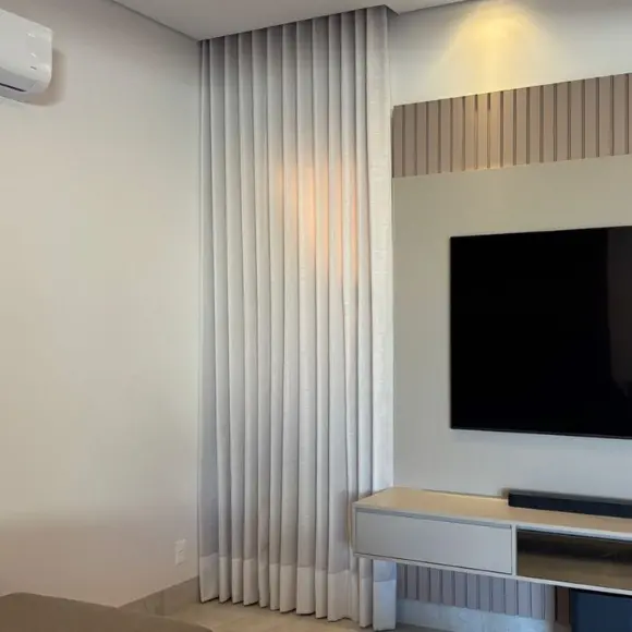 Cortina pé direito duplo em linho sob medida em sala — Maravilha Cortinas Ibitinga SP