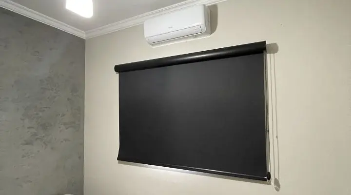 Persiana blackout rolô instalada em quarto bloqueando completamente a luz solar