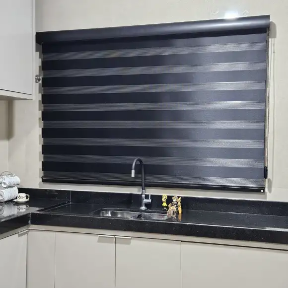 Persiana Double Vision sob medida em sala moderna — Maravilha Cortinas Ibitinga SP