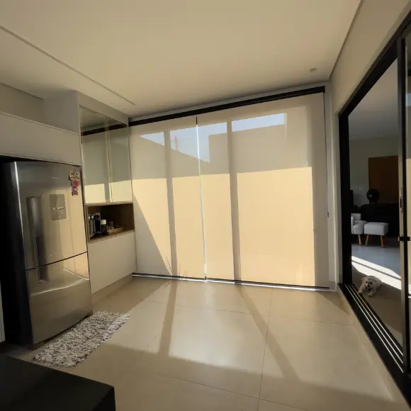 Persiana tela solar sob medida em sala — Maravilha Cortinas Ibitinga SP